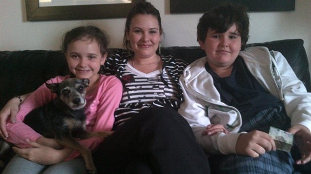 Emily Cablek et ses deux enfants, Abby et Dominic Maryk, retrouvés après plus de trois ans.