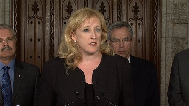 Lisa Raitt. La ministre promet d'appeler le président de l'ACSTA pour « s'assurer que l'organisation prenne d'autres mesures pour mieux protéger la sécurité des voyageurs canadiens ».