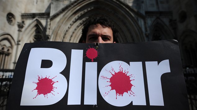 Un manifestante británico trata a Tony Blair de mentiroso (