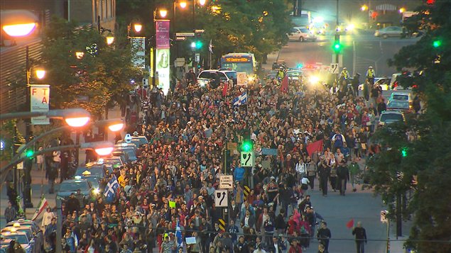 Des milliers de personnes sont de nouveau descendus dans les rues dans le cadre de la 35e&#160;manifestation nocturne.