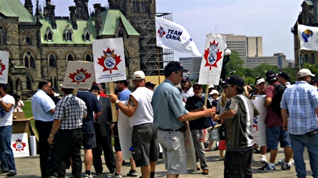 Des membres du syndicat des Teamsters manifestent devant le Parlement d’Ottawa.