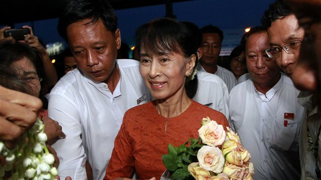 Aung San Suu Kyi accueillie par ses partisans à l'aéroport de Rangoon, avant son départ pour la Thaïlande