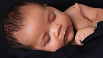 Un bébé dort