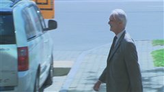 L'ex-juge Jacques Delisle à sa sortie du palais de justice de Québec.