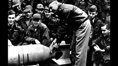 Bombe et soldats am�ricains en 1942