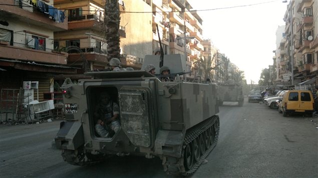 Des troupes de l'armée libanaise patrouillent le quartier majoritairement sunnite de Bab el-Tebbaneh à Tripoli (Liban), peu après des échanges de tirs, le 2 juin 2012.