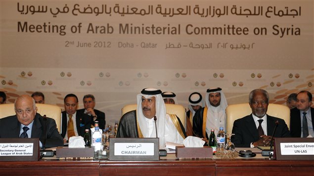 De gauche à droite : le secrétaire général de la Ligue arabe, Nabil Al-Arabie, le premier ministre du Qatar, cheikh Hamad Ben Jassam Al-Thani, et l'émissaire spécial de l'ONU et de la Ligue arabe, Kofi Annan, réunis lors d'une séance extraordinaire sur la Syrie, le 2 juin 2012.