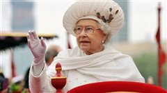 La reine �lisabeth II salue les nombreux Britanniques venus c�l�brer avec elle le jubil� du diamant.