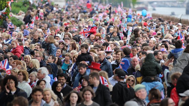 La foule assistant au passage de la reine Élisabeth II sur la Tamise