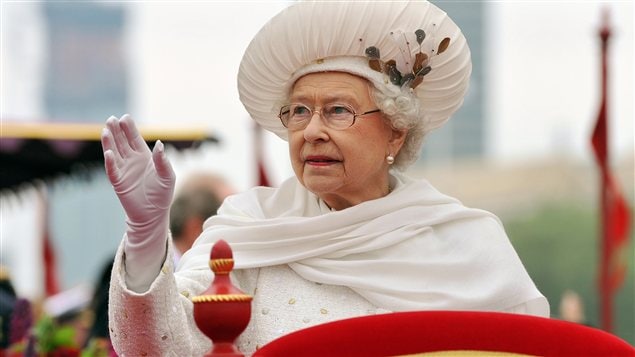 La reine Élisabeth II salue les nombreux Britanniques venus célébrer avec elle le jubilé du diamant.