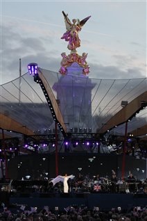 Shirley Bassey chante devant le palais de Buckingham à Londres pour célébrer les 60 ans de règne de la reine Élisabeth II.