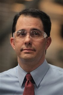 Le gouverneur républicain du Wisconsin, Scott Walker, tient un discours devant des travailleurs du village de Sussex, le 1er juin 2012. 