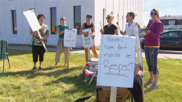 Les employés de la Commission de la construction du Québec manifestent devant le bureau de Saguenay.