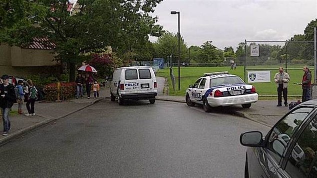 Des véhicules de la police garés devant l'école élémentaire False Creek