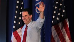 Le gouverneur du Wisconsin Scott Walker salue ses partisans apr�s avoir surv�cu � un vote de destitution le 5 juin 2012. 
