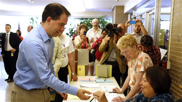 Le gouverneur Scott Walker vote dans le cadre de l'élection portant sur sa destitution le 5 juin 2012, au Wisconsin.