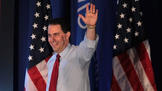 Le gouverneur du Wisconsin Scott Walker salue ses partisans après avoir survécu à un vote de destitution le 5 juin 2012.