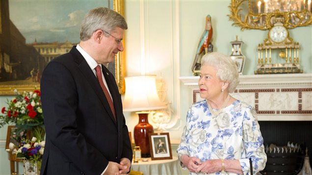 Le premier ministre Stephen Harper et la reine Élisabeth à Buckingham Palace mercredi