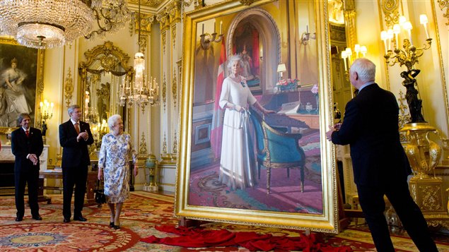 Le peintre Phil Richards, le premier ministre Stephen Harper, la reine Élisabeth II et le gouverneur général David Johnston ont participé à la cérémonie de dévoilement du portrait de la souveraine.