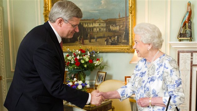 Le premier ministre Stephen Harper serre la main de la reine Élisabeth II