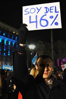 Un Argentin brandit une affiche où il est écrit « Nous sommes 46 % », faisant référence au pourcentage de la population n'ayant pas voté pour la présidente Cristina Kirchner.