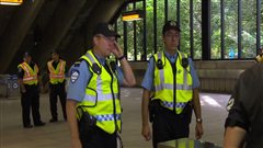 Une pr�sence polici�re visible dans le m�tro de l'�le Sainte-H�l�ne.