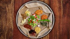 �iStock | <b>Un plat d'<i>injera</i>, met typique �thiopien</b>