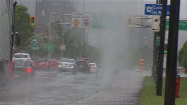 Automobiles sous la pluie