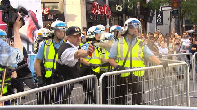 Affrontements entre policiers et manifestants à l'angle des rues Sainte-Catherine et Crescent.
