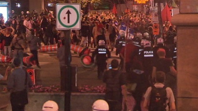 Manifestants et policiers jouent au chat et à la souris près de McGill College.