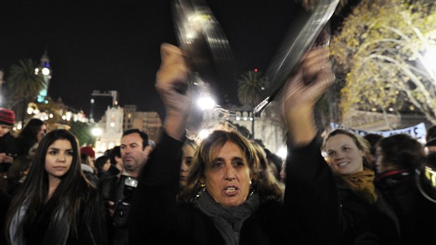 Une femme frappe sur des casseroles lors d'une manifestation à Buenos Aires, en Argentine, pour protester contre les inégalités économiques. 