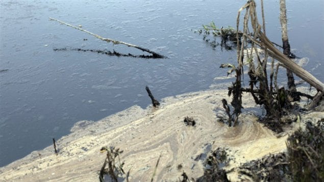 La fuite du pipeline de Plains Midstream recouvre l'eau d'un lac près de Sundre en Alberta.