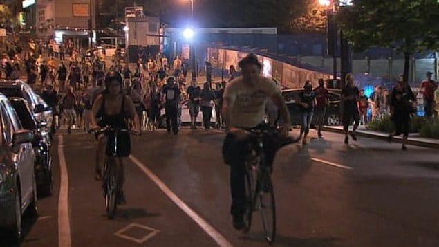 Les manifestants se dispersent dans le Vieux-Montréal.