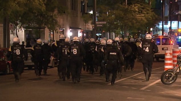 La présence policière était toujours imposante dans les rues de Montréal en fin de soirée.