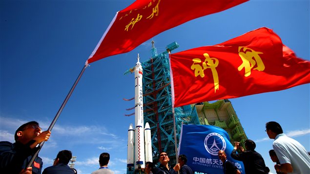 La fusée Longue Marche 2F, qui emportera le vaisseau Shenzhou 9, est acheminée vers le site de lancement de Jiuquan, en Chine.