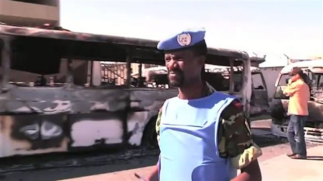 Un observateur des Nations unies inspecte un site touché par des explosions dans un district de Damas, le 9 juin.