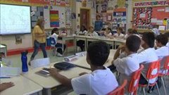 Des enfants et une enseignante dans une salle de classe