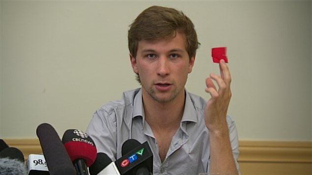 Gabriel Nadeau-Dubois brandit son carré rouge en affirmant que ce symbole ne représente pas un danger.
