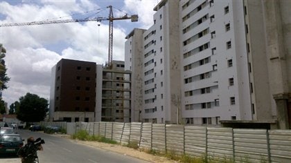 Le caméraman de Radio-Canada Alfonse Mondello filme un complexe géant de logements à prix modiques, abandonné il y a deux ans à Lisbonne.