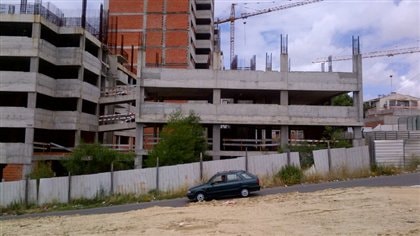 Un autre chantier à Lisbonne, suspendu depuis deux ans à cause de la crise économique qui frappe de plein fouet le secteur de la construction. 