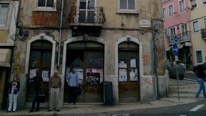 Une des nombreuses boutiques fermées à Lisbonne, dans un édifice qui ne trouve aucun locataire.  