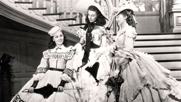 Ann Rutherford (à gauche), Vivien Leigh (au centre) et Evelyn Keyes (à droite) dans <i>Autant en emporte le vent</i>