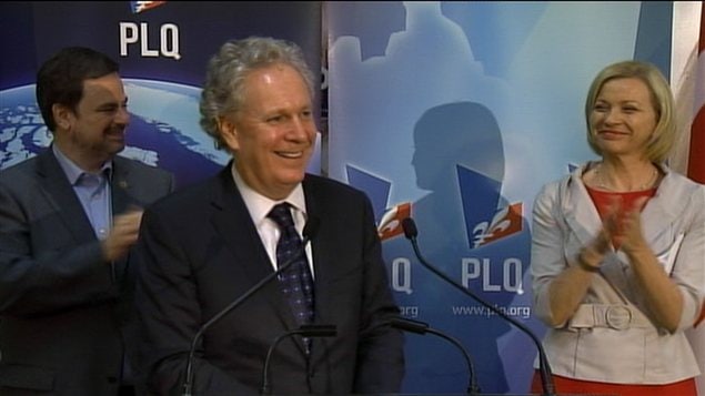Le premier ministre Jean Charest aux côtés de sa candidate défaite dans la circonscription d'Argenteuil.