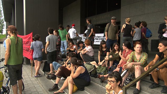 Des dizaines de personnes rassemblée au palais de justice de Montréal avant la sortie de Mathieu Girard et de Yalda Khadir