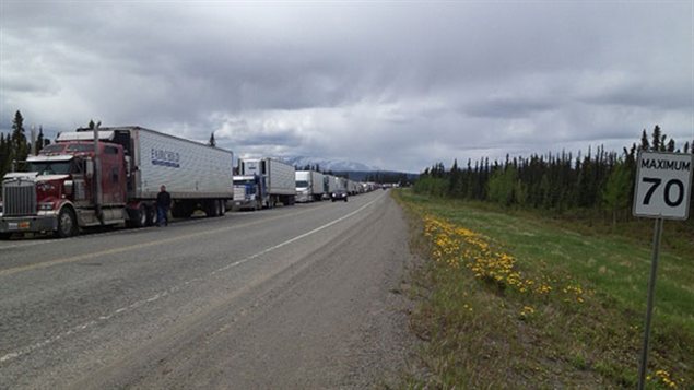 Des camions et des automobiles coincés sur la route de l'Alaska, au Yukon