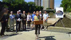 Des scientifiques et des politiciens se sont rassembl�s mardi derri�re le palais l�gislatif de Winnipeg, pour demander � Ottawa de maintenir la station de recherche sur les lacs exp�rimentaux.
