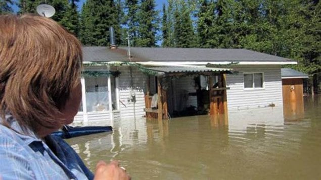 Une maison inondée à Lower Post