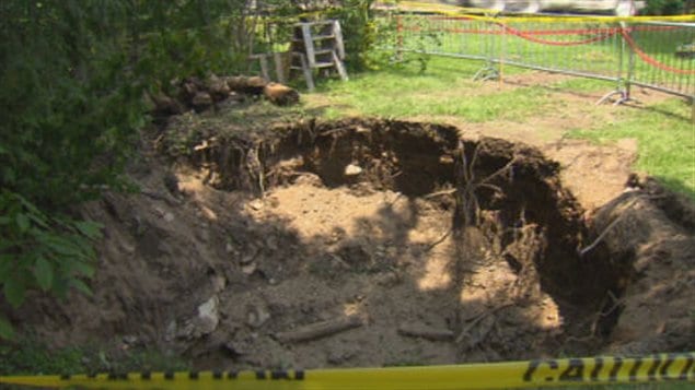 La Sécurité civile maintient l'évacuation préventive de la résidente de l'arrondissement de Lennoxville à Sherbrooke qui s'est retrouvée avec un énorme trou dans sa cour. 