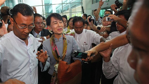 L'opposante birmane Aung San Suu Kyi quitte l'aéroport international de Rangoon le 13 juin 2012, afin d'entamer un voyage de deux semaines en Europe.
