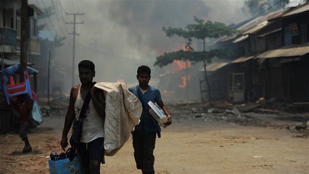 Des membres de la communauté musulmane le 12 juin 2012 à Sittwe, capitale de l'État Rakhine, région touchée par les violences depuis plusieurs jours.